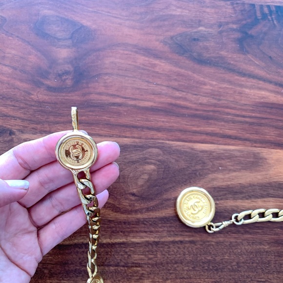 Authentic CHANEL  gold belt - Picture 4 of 6